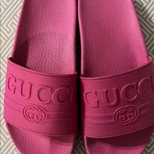 Gucci Pursuit Slides. Size 39. Fuchsia/Pink.  Authentic.